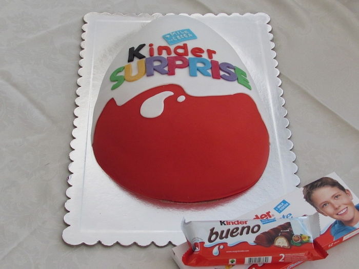 Fondant vaikiško šokolado pyragas su vaikų logotipu ant sidabro plokštės