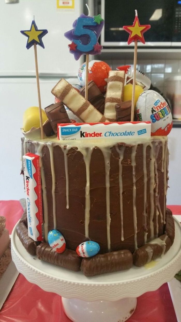 Vaikų šokoladinis pyragas su trim žvakėmis 5 metų vaikui su skirtingais vaikais