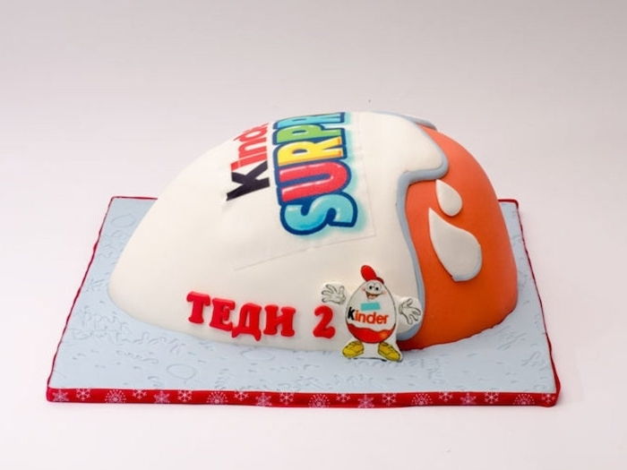 Vaikų siurprizas su logotipu raudonomis ir baltomis spalvingomis raidėmis - tortas pagamintas iš vaiko šokolado