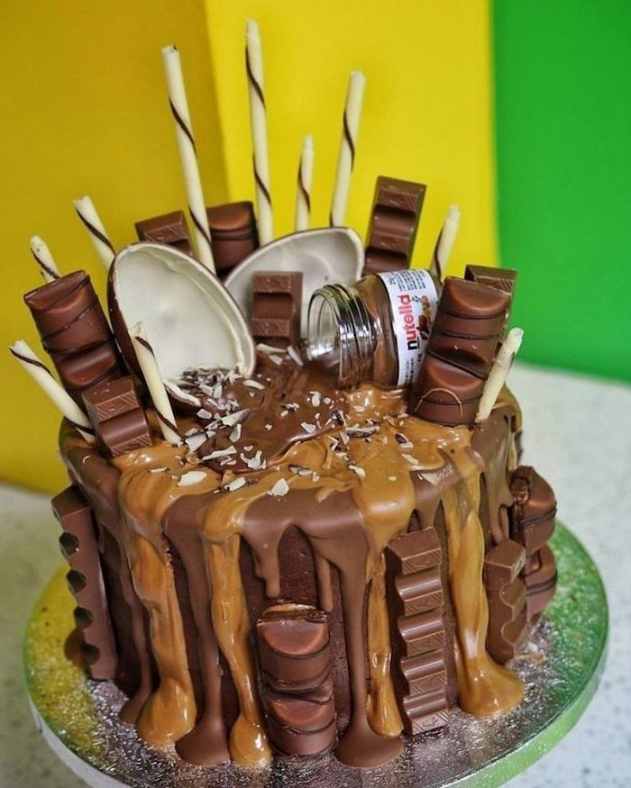 Karamell- och chokladglasur, barns produktdekoration - kaka med barnbar
