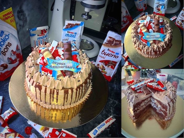 en tårta med mycket karamell och några barnbarer som dekoration - kaka med sötsaker