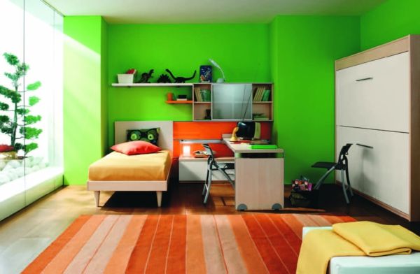 škôlka s farebným dizajnom na stenu - oranžový koberec