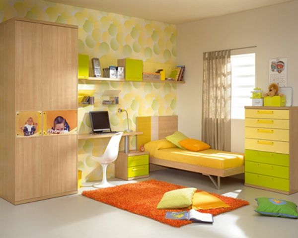 detská izba s teplou farebnou schodovou schránkou s vankúšom na hodenie