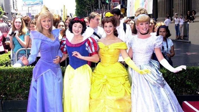 Štiri Disney princeske z razkošnimi oblekami po filmu - junaki iz otroštva