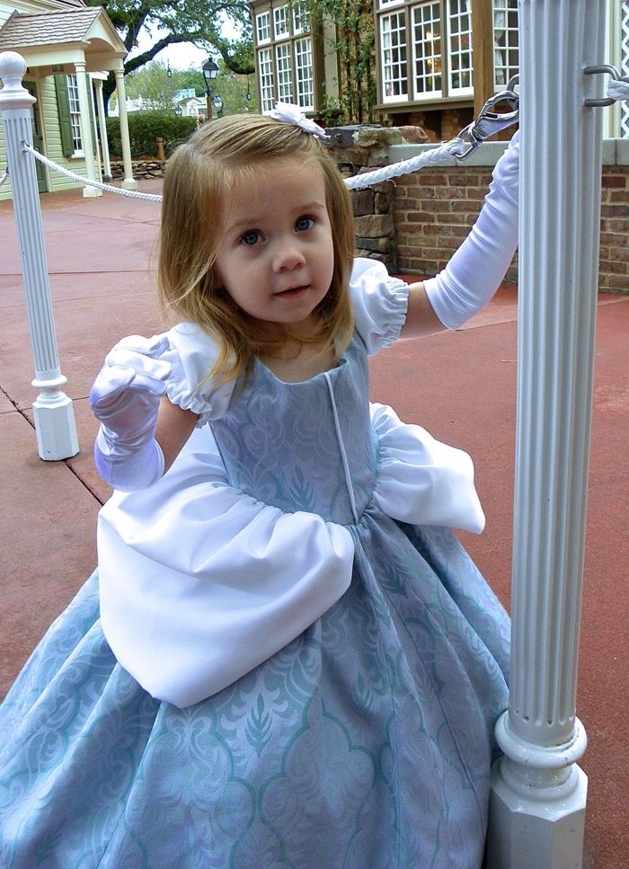 modra obleka disney princesses otroški junaki malo blond dekle