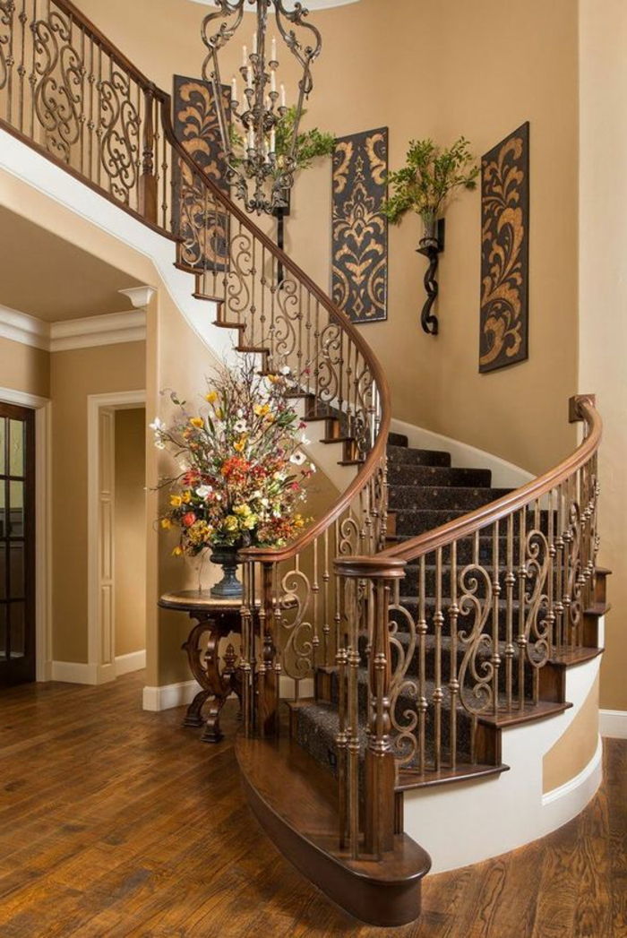 hnedé zábradlie schodisko s ozdobami