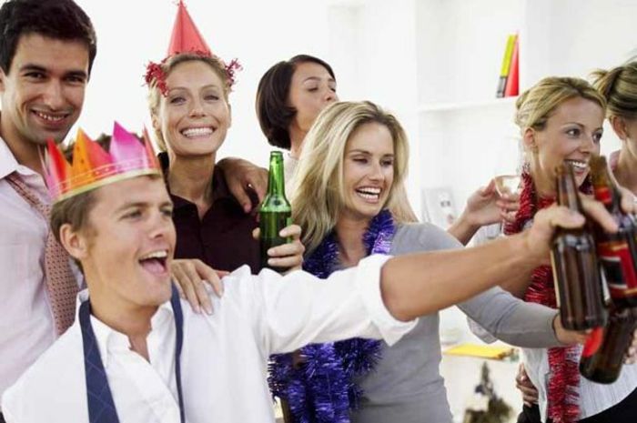 Comemore com os parceiros de negócios colegas comemorando juntos indo para idéias de festa de escritório usando coroa