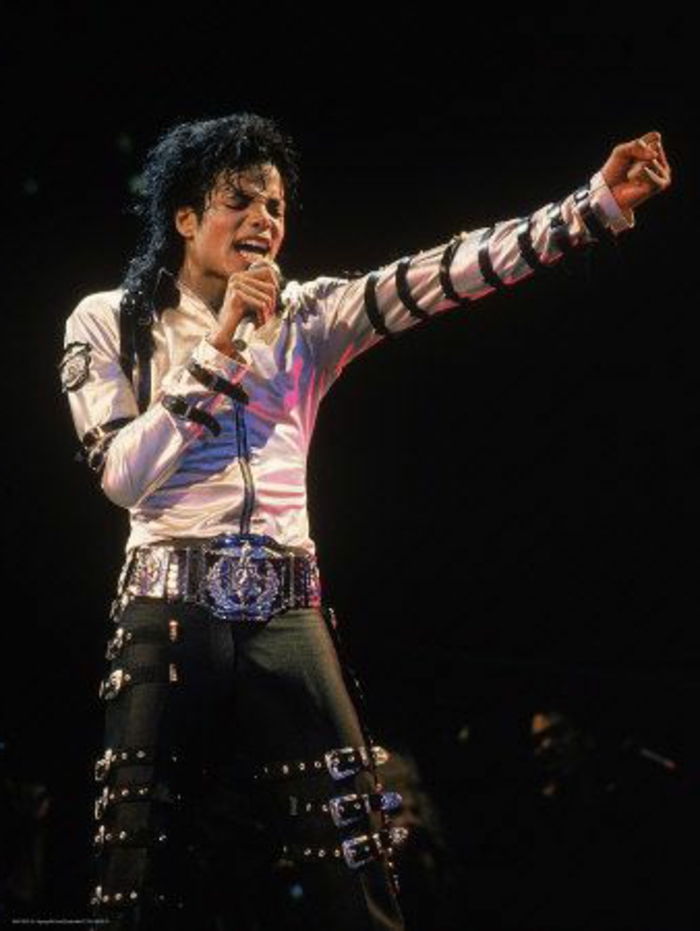 Michael Jackson'ın sahne için 80s kıyafeti - deri döşeme, siyah deri pantolon, büyük kemer ile beyaz gömlek