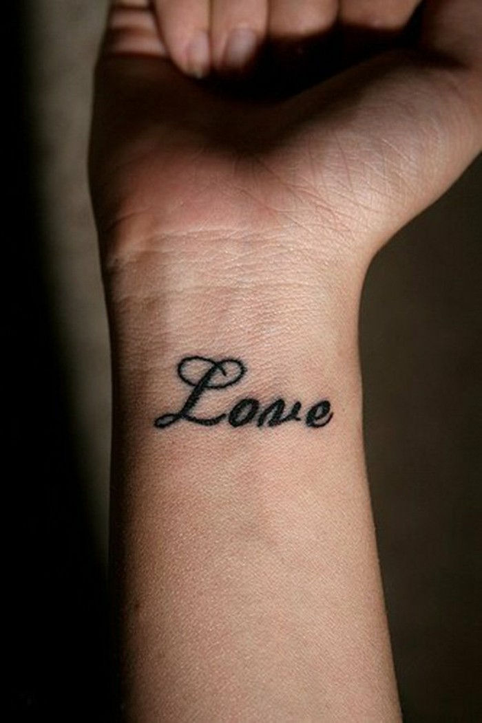 piccolo tatuaggio tatuaggi sul polso lettering tatuaggio