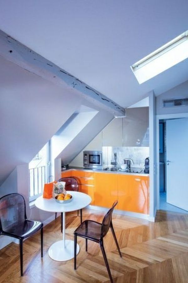 pequeno-cozinha-com-laranja-limite-sob-a-telhado