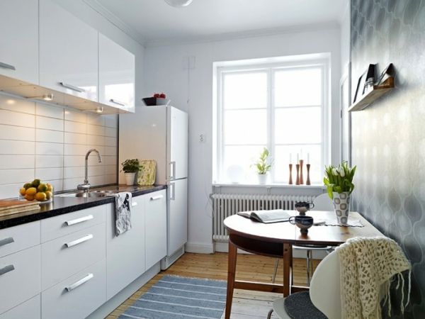 baltos virtuvės plytelės virtuvinei sienai