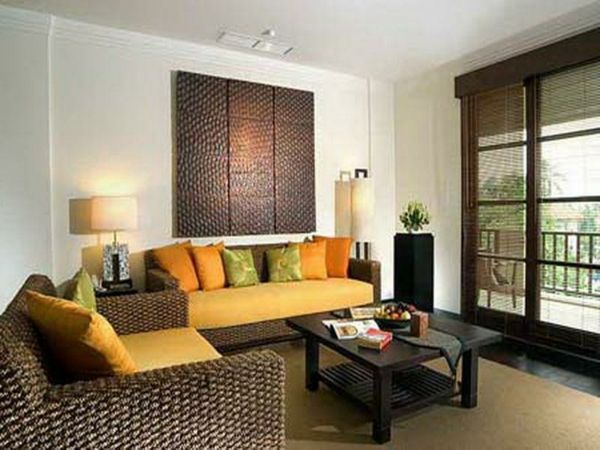 liten-space-set-gul-sofa-og-bilde-til-the-wall