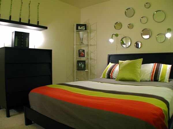 małe okrągłe lustro na ścianie w sypialni nowoczesne pomysły na życie