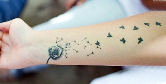 tetovanie s významom, tetovanie s kvetinovým motívom v kombinácii s lietajúcimi vtákmi
