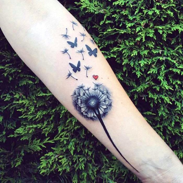 små tatueringar kvinnor, maskros blåst med fjärilar