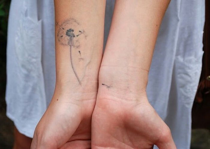 små tatueringsmotiv, dam med tatuering på armen