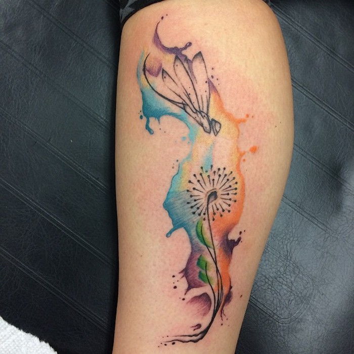 tatueringssymboler, akvarelltatuering på benet, färgad tatuering