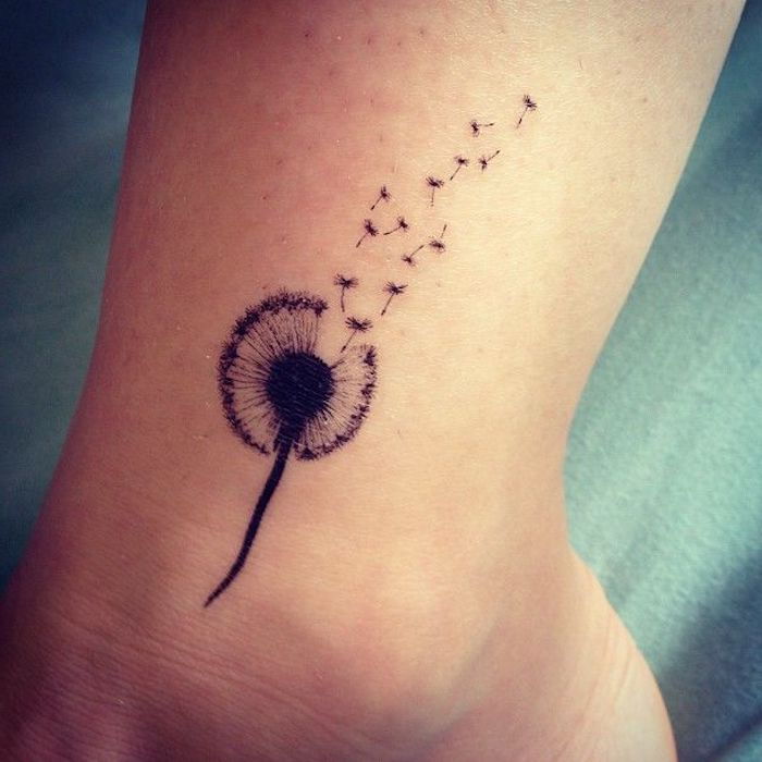 motive pentru tatuaje mici, minge de suflat cu semințe de zbor pe picior
