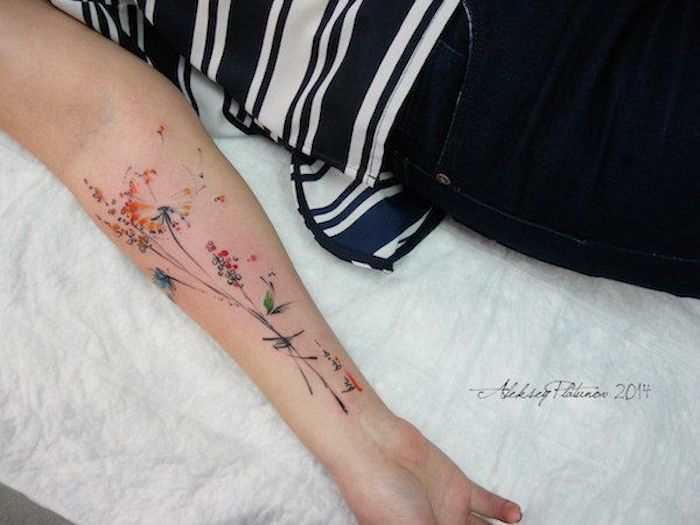 malé tetovanie ženy, žena s farebným tetovaním na predlaktie