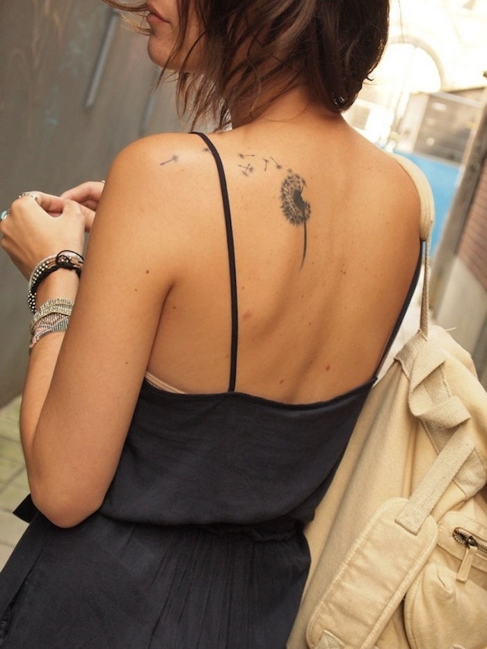 tatuaje mici femei, doamnă cu rochie neagră și păr scurt