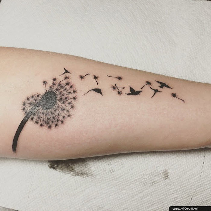 malé tetovanie ženy, blowball s lietajúcimi vtákmi