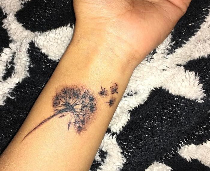 små tatueringsmotiv, tatuering med maskrosor på armen