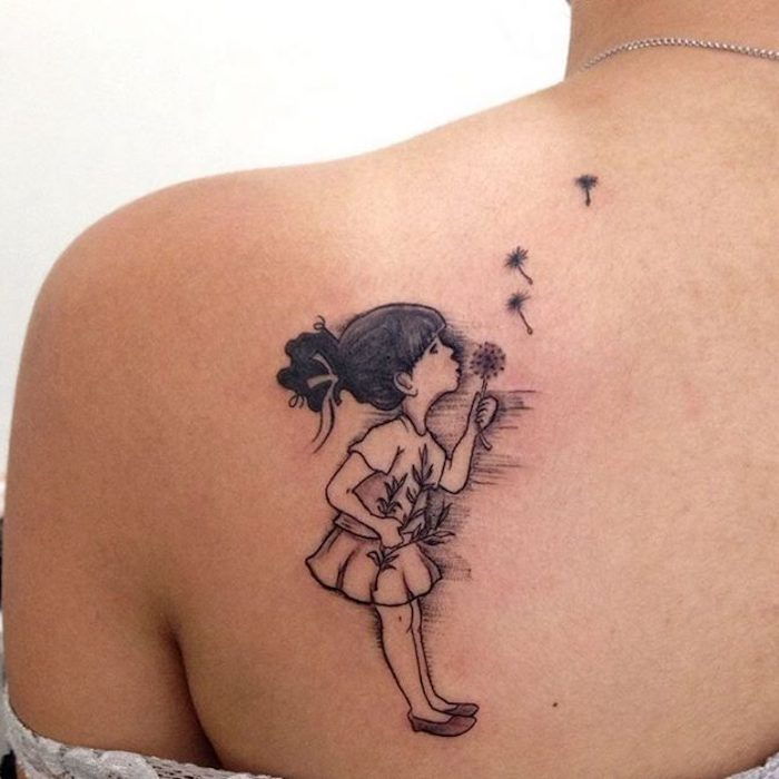 malé tetovanie ženy, dievča s blowball na chrbte