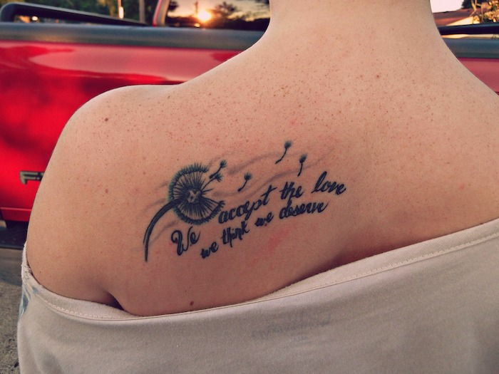 små tatueringar kvinnor, dam med tatuering på baksidan
