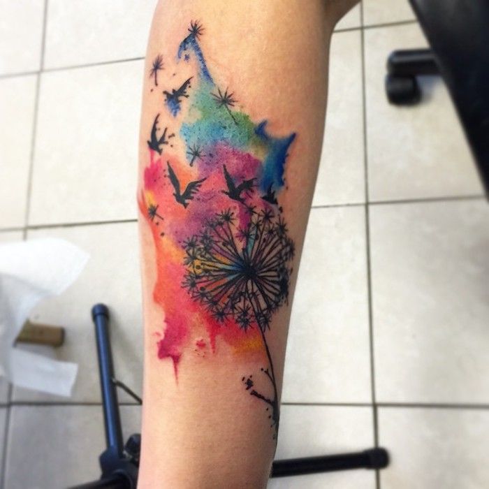 tatueringar med mening, akvarelltatuering på armen, färgad tatuering av blommor