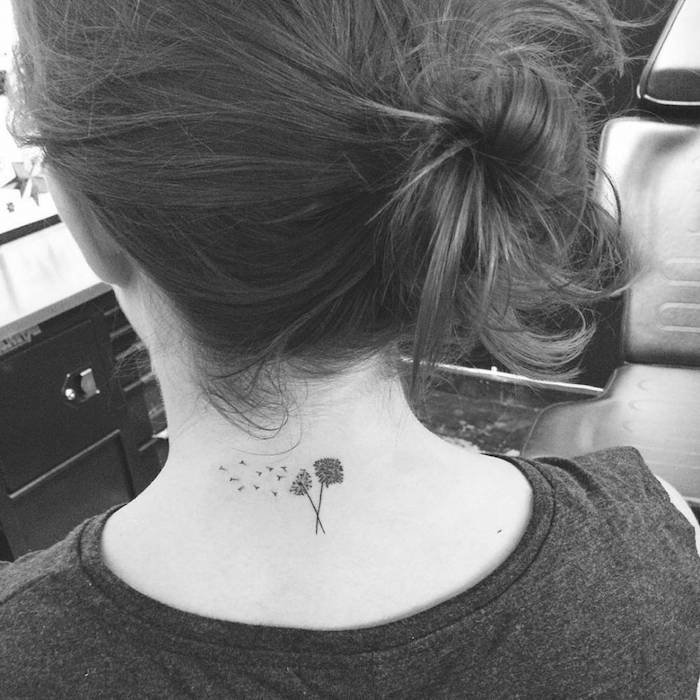 små tatueringar kvinnor, kvinna med blom tatuering på retas