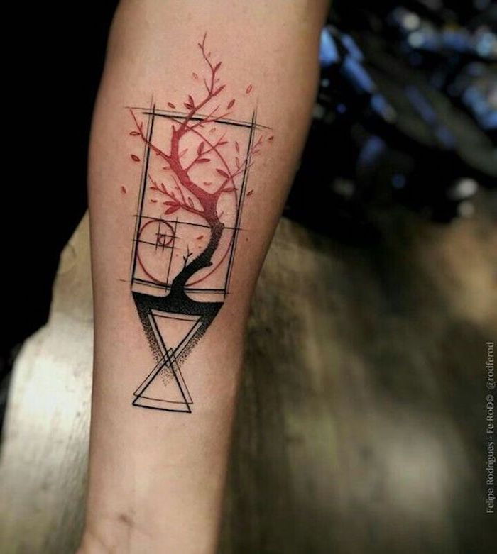Tatuagem masculina no braço, árvore com folhas vermelhas, figuras geométricas