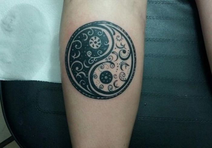 uma pequena tatuagem com motivo yin-yang, tatuagem, espirais, pontos