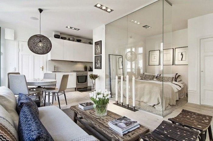 liten leilighet-set-dobbeltseng-glass segregering-table-heltre-tre avføring-hvit-blå sofa-puter