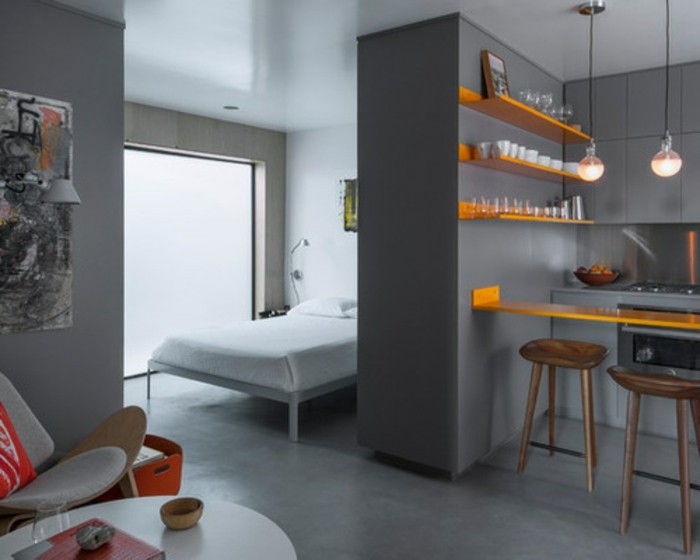 liten leilighet-set grå-make-orange-kjøkken hyller-bar dobbeltseng-hvitt-round table-indirekte lys