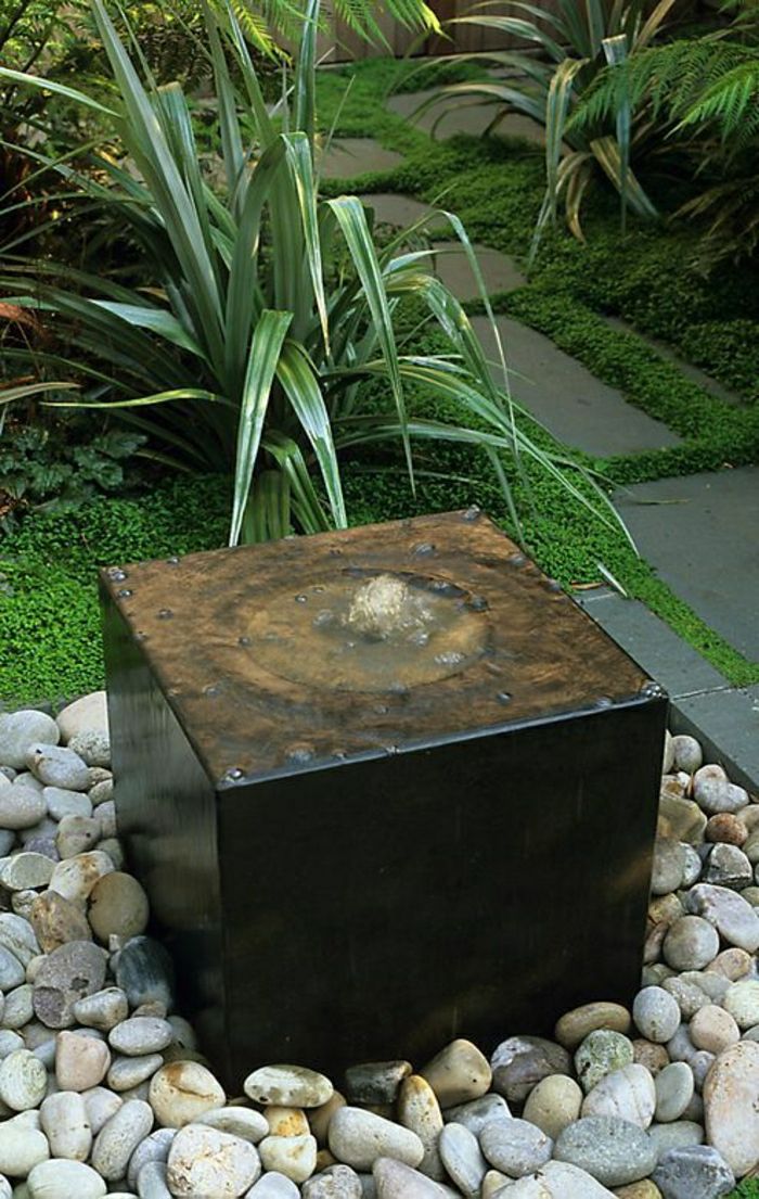 nedidelis sodas fontanas dekoratyviniai akmenys žalia