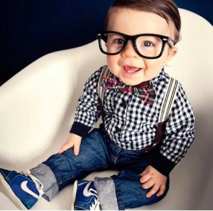 liten-boy-søt Jeans Nike joggesko rutete skjorte nerd-briller