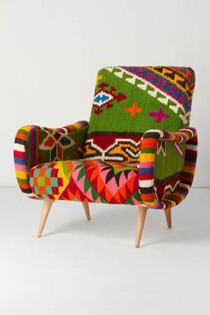 mindre bekväm stol-med färgade mönster
