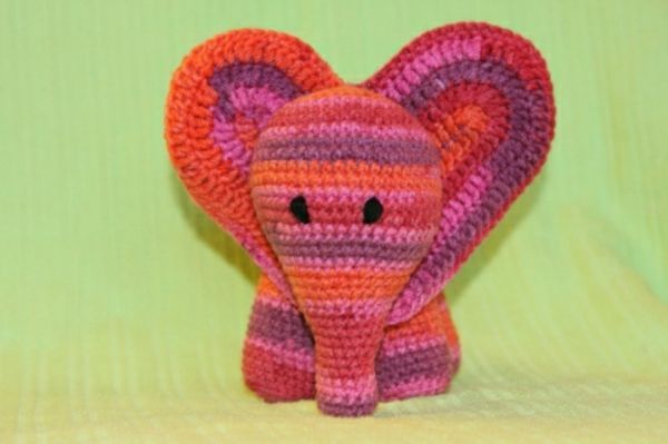 pouco bonitinho-rosa-elefante-pequeno-animais-enforcamento