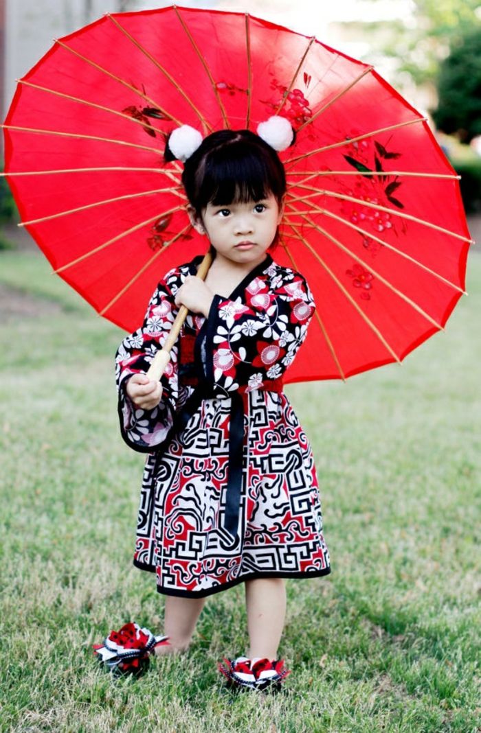 Menina no quimono estilo japonês vermelho-Kinderschirm