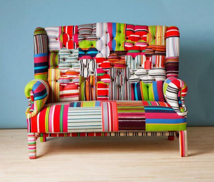 Små färgad soffa med lapptäcke mönster