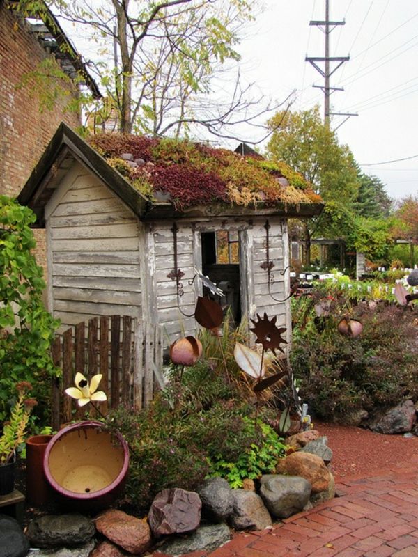 foto do jardim com pedras - pequena casa de madeira