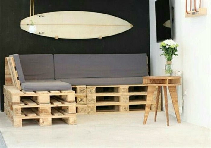 small-modern-sofa-voor-paletten-in-mooie-bedroom