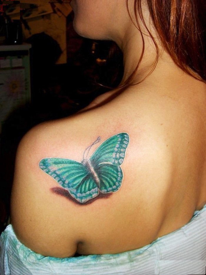 kolorowy mały tatuaż na ramieniu, niebieski motyl