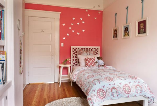 liten rumsdesign-rosa-vägg-färg-en docka på sängen