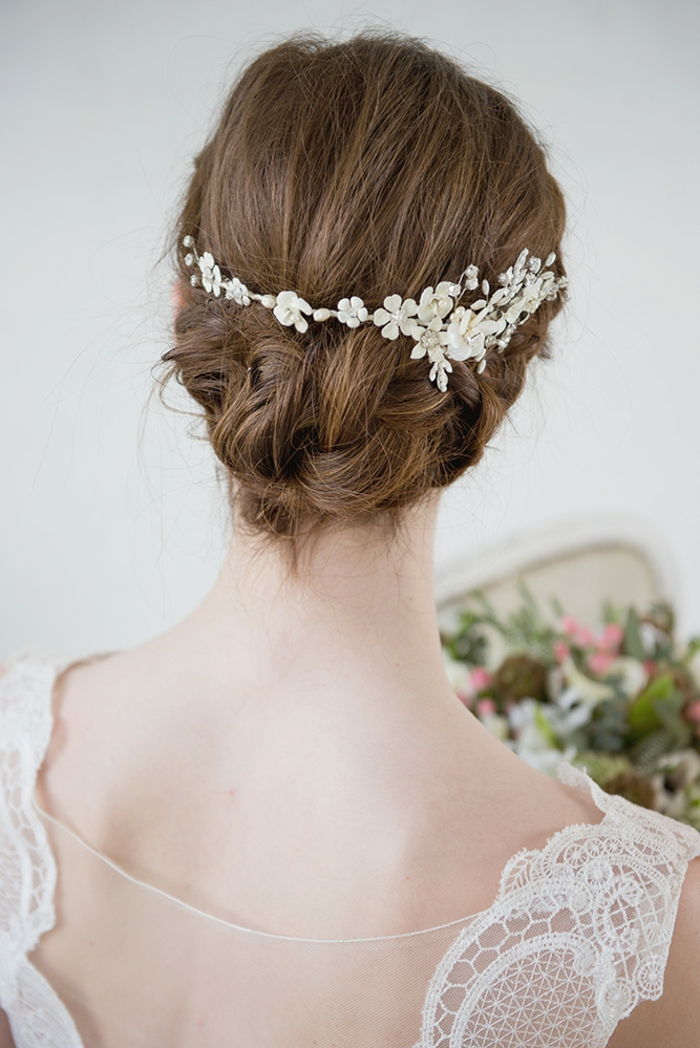 Chic brud frisyr för omformning, vita hår smycken med små blommor, flätning för medium långt hår