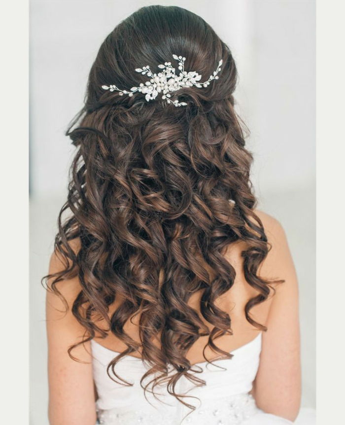 Bridal frisyr för omformning, silver hår smycken med små pärlor, vågigt svart hår