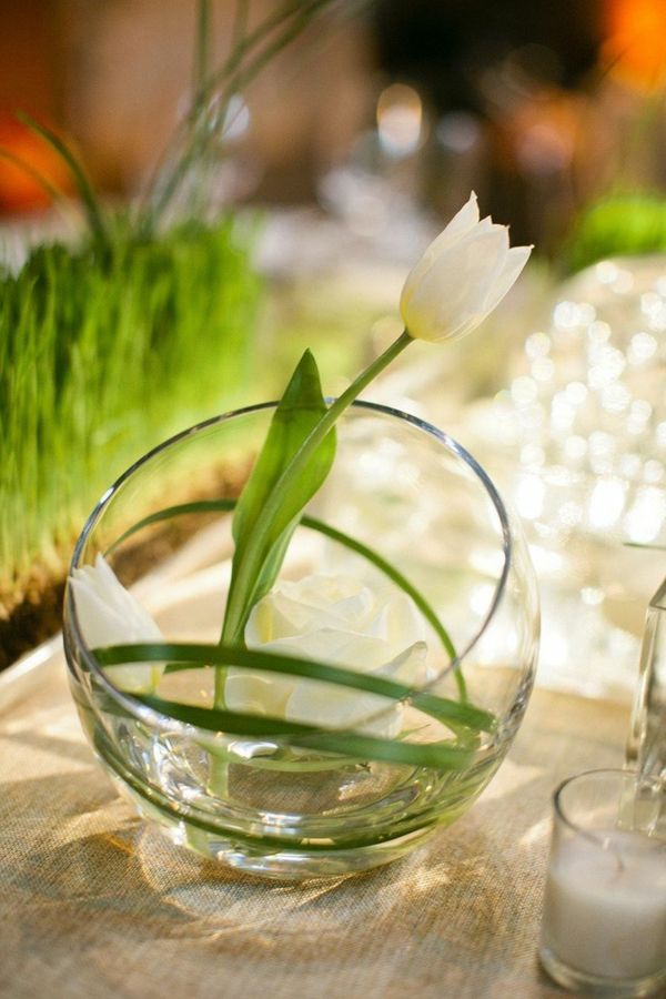 kreativ borddekorasjon med hvite tulipaner