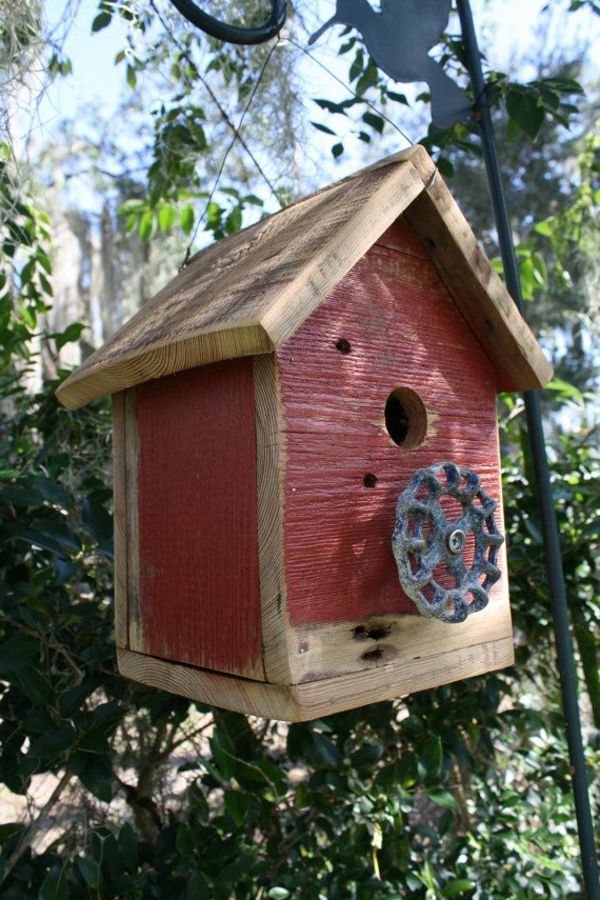 Creative case-da-legno-in-rosso alimentazione degli uccelli