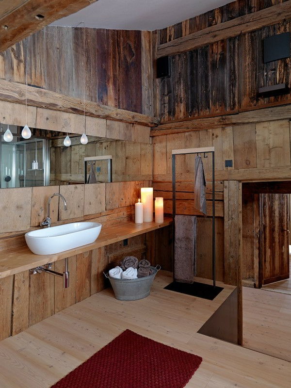 Dizajn kreativne kopalnice - veliko ogledalo, lesene stene