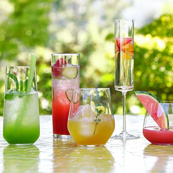 Kreatívne letné stolové dekorácie super cool farebné nápoje